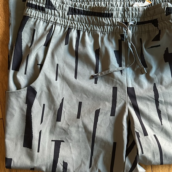 Lucy joggers size medium - Picture 3 of 3